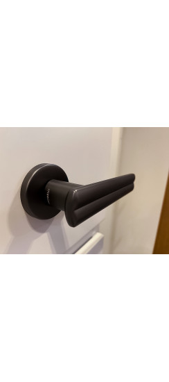 Ручка дверная PANATHENAIC R5 NERO-ST раздельная на круглой розетке, цвет черный soft-touch, ЦАМ
